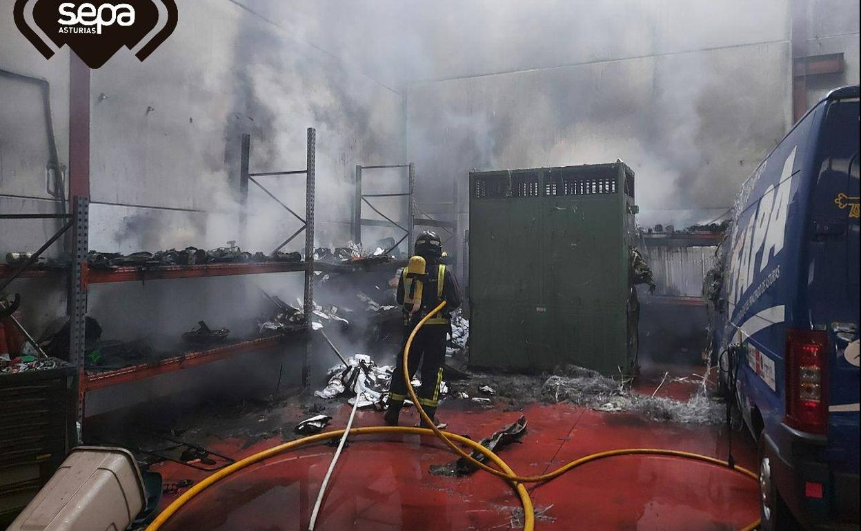 Los bomberos sofocan un incendio de una nave del polígono de Prestín, en Parres