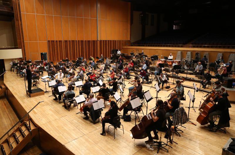 Andrea Morricone ha dirigido el ensayo de la Orquesta Sinfónica del Principado de Asturias (OSPA) en el Auditorio Príncipe Felipe de Oviedo antes del concierto que servirá de homenaje a su padre, Ennio Morrricone, Premio Princesa de Asturias de las Artes 2020. 