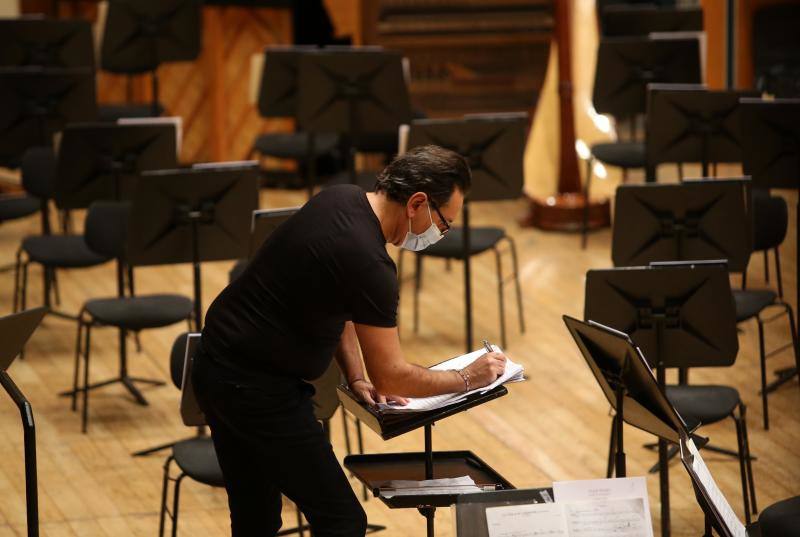 Andrea Morricone ha dirigido el ensayo de la Orquesta Sinfónica del Principado de Asturias (OSPA) en el Auditorio Príncipe Felipe de Oviedo antes del concierto que servirá de homenaje a su padre, Ennio Morrricone, Premio Princesa de Asturias de las Artes 2020. 