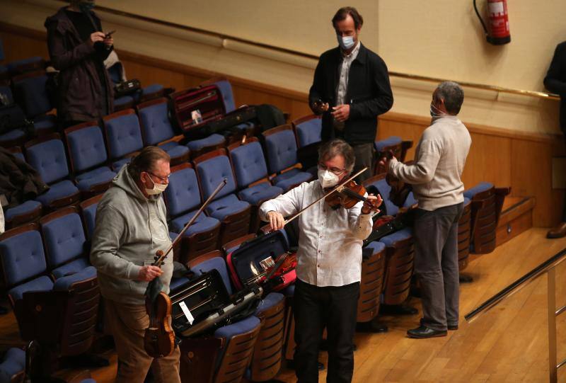 Andrea Morricone ha dirigido el ensayo de la Orquesta Sinfónica del Principado de Asturias (OSPA) en el Auditorio Príncipe Felipe de Oviedo antes del concierto que servirá de homenaje a su padre, Ennio Morrricone, Premio Princesa de Asturias de las Artes 2020. 