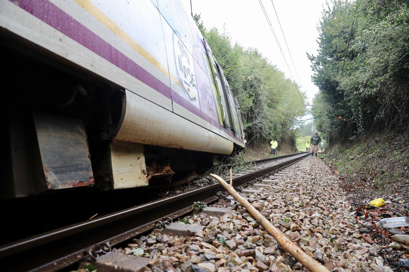 Un tren que circulaba este miércoles a las 8.58 entre Soto del Barco y Pravia ha sufrido un descarrilamiento al encontrarse en la vía con un desprendimiento de tierras. En la unidad iban 19 viajeros y personal de servicio de Feve. Según informan desde el Gobierno del Principado en el accidente han resultado heridas tres personas, dos leves y otra con pronóstico reservado. 