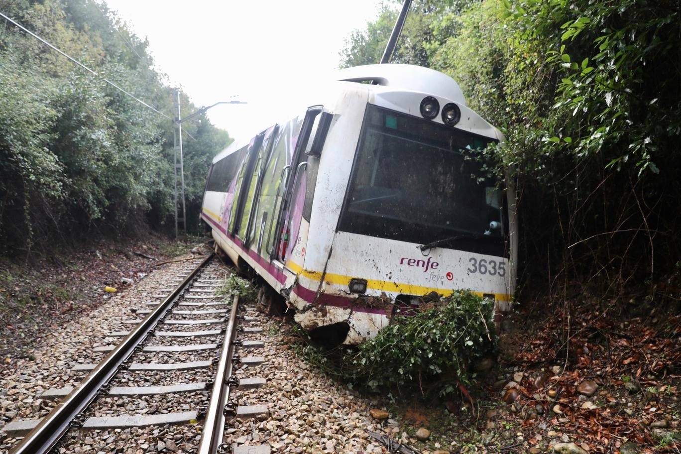 Un tren que circulaba este miércoles a las 8.58 entre Soto del Barco y Pravia ha sufrido un descarrilamiento al encontrarse en la vía con un desprendimiento de tierras. En la unidad iban 19 viajeros y personal de servicio de Feve. Según informan desde el Gobierno del Principado en el accidente han resultado heridas tres personas, dos leves y otra con pronóstico reservado. 