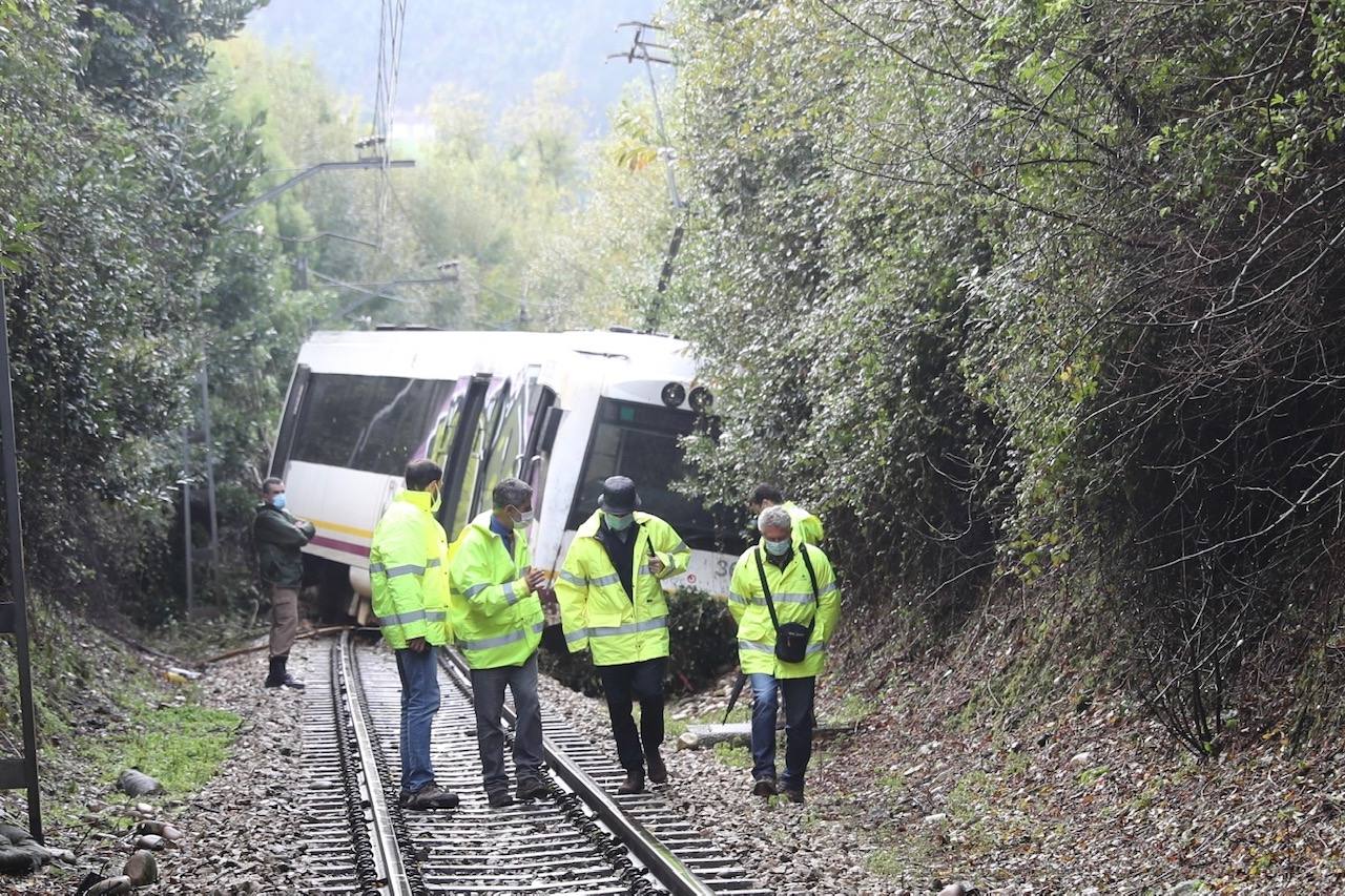 Un tren que circulaba este miércoles a las 8.58 entre Soto del Barco y Pravia ha sufrido un descarrilamiento al encontrarse en la vía con un desprendimiento de tierras. En la unidad iban 19 viajeros y personal de servicio de Feve. Según informan desde el Gobierno del Principado en el accidente han resultado heridas tres personas, dos leves y otra con pronóstico reservado. 