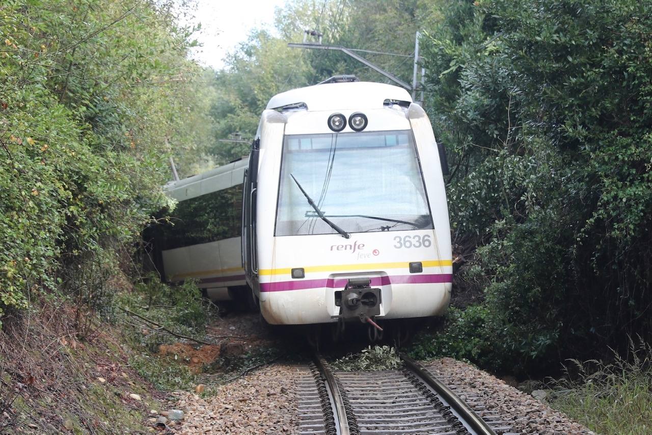 Un tren que circulaba este miércoles a las 8.58 entre Soto del Barco y Pravia ha sufrido un descarrilamiento al encontrarse en la vía con un desprendimiento de tierras. En la unidad iban 19 viajeros y personal de servicio de Feve. Según informan desde el Gobierno del Principado en el accidente han resultado heridas tres personas, dos leves y otra con pronóstico reservado. 