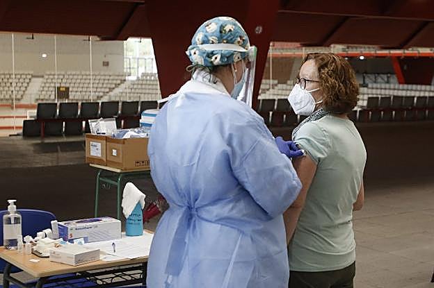 «Al menos con la vacuna de la gripe nos quitamos uno de los dos virus de encima»