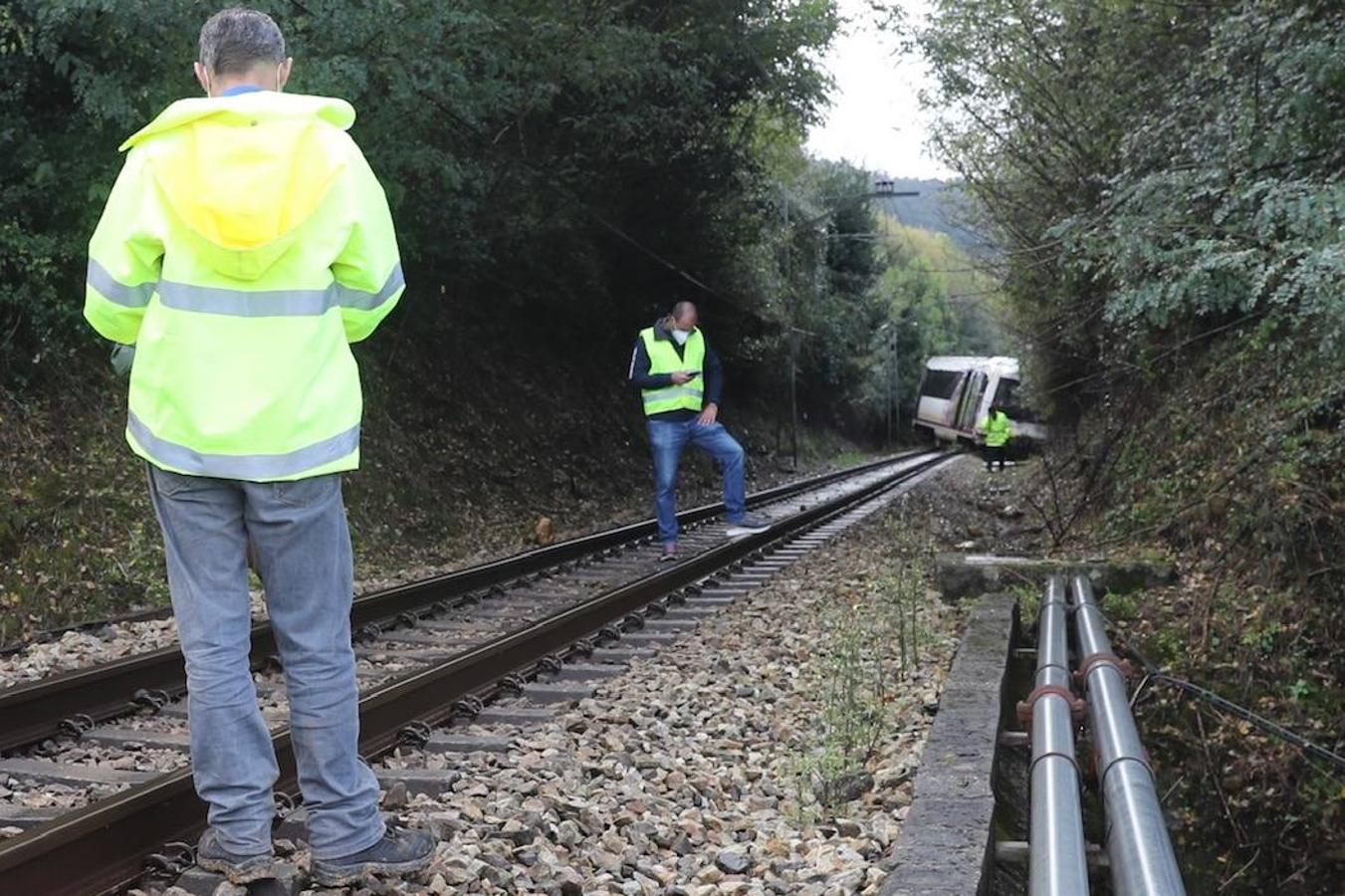 Un tren que circulaba este miércoles a las 8.58 entre Soto del Barco y Pravia ha sufrido un descarrilamiento al encontrarse en la vía con un desprendimiento de tierras. En la unidad iban 19 viajeros y personal de servicio de Feve. Según informan desde el Gobierno del Principado en el accidente han resultado heridas tres personas, dos leves y otra con pronóstico reservado. 