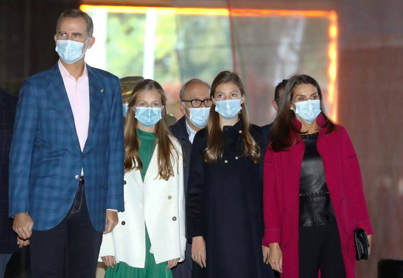 Felipe VI, la Reina Letizia, la Princesa Leonor y la infanta Sofía han recorrido las instalaciones culturales de la Semana de los Premios Princesa