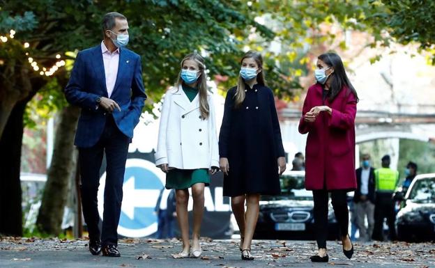 Los Reyes y sus hijas, en el interior de la Fábrica de la Vega.