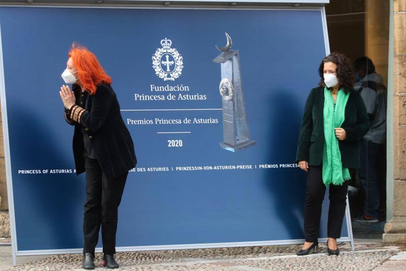 Carlos Sainz, Princesa de los Deportes, Cristina Fuentes La Roche, directora del festival para Latinoamérica y de proyectos internacionales, y María Sheila Cremaschi, directora para España, en representación del Hay Festival of Literature &Arts y algunos de los sanitarios que recogerán el Princesa de la Concordia fueron llegando al Reconquista.