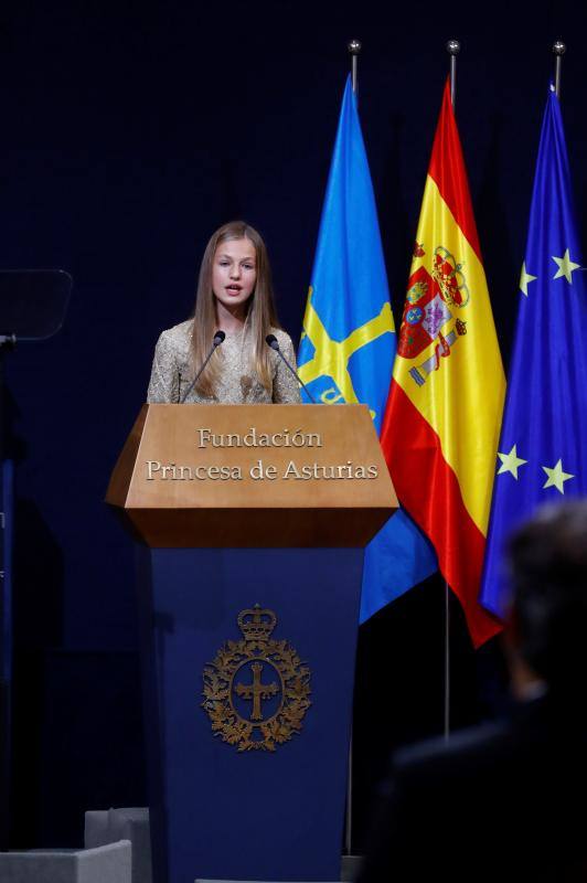 Los Reyes, acompañados por sus hijas la princesa Leonor y la infanta Sofía, disfrutaron de una edición atípica de los Premios Príncipe de Asturias 2020, marcada por la pandemia y por unas estrictas medidas de seguridad, tanto en el acto central en el Reconquista como en las actividades de la Fábrica.