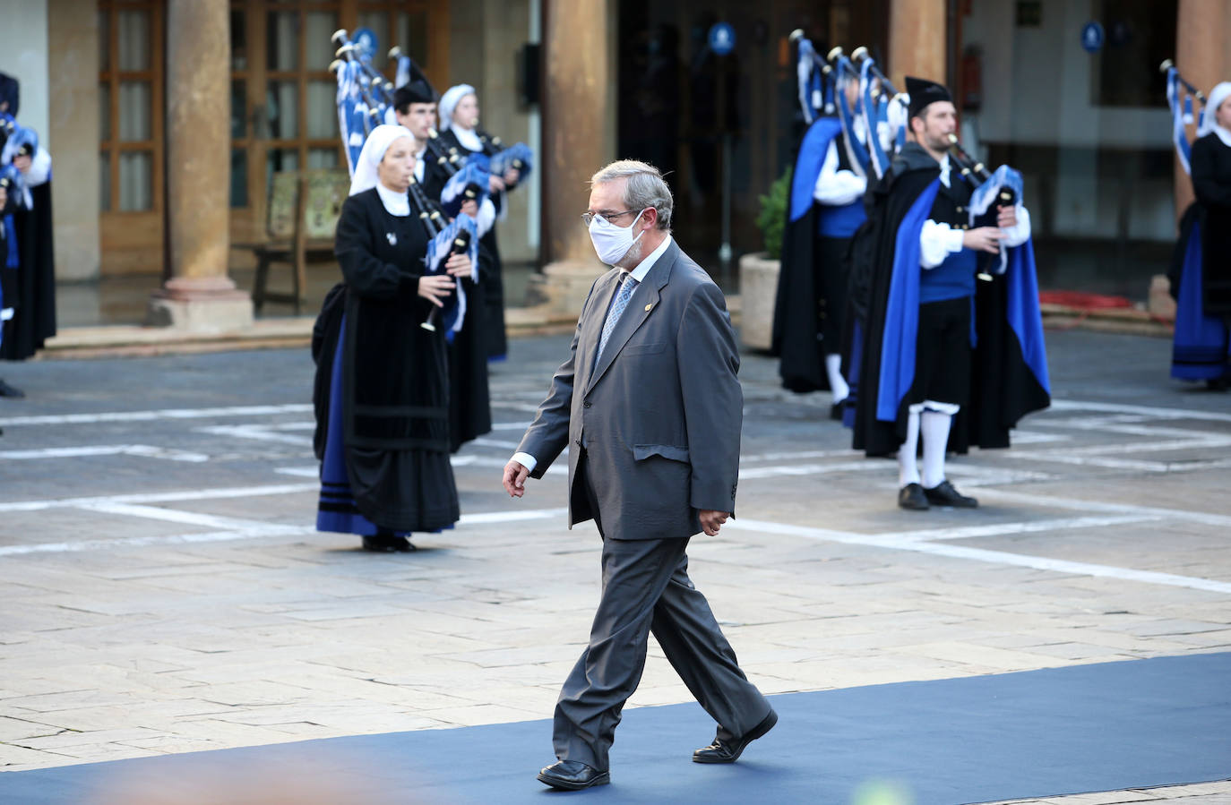 Fueron menos de medio centenar de personas las que accedieron al interior del salón del Hotel Reconquista donde este año, de manera excepcional, tuvo lugar la ceremonia de entrega de los Premios Princesa de Asturias.