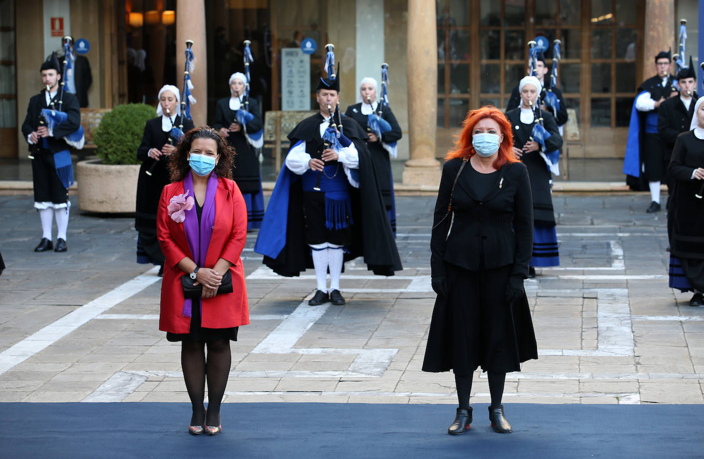 Fueron menos de medio centenar de personas las que accedieron al interior del salón del Hotel Reconquista donde este año, de manera excepcional, tuvo lugar la ceremonia de entrega de los Premios Princesa de Asturias.