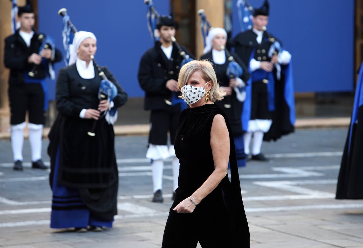 Fueron menos de medio centenar de personas las que accedieron al interior del salón del Hotel Reconquista donde este año, de manera excepcional, tuvo lugar la ceremonia de entrega de los Premios Princesa de Asturias.