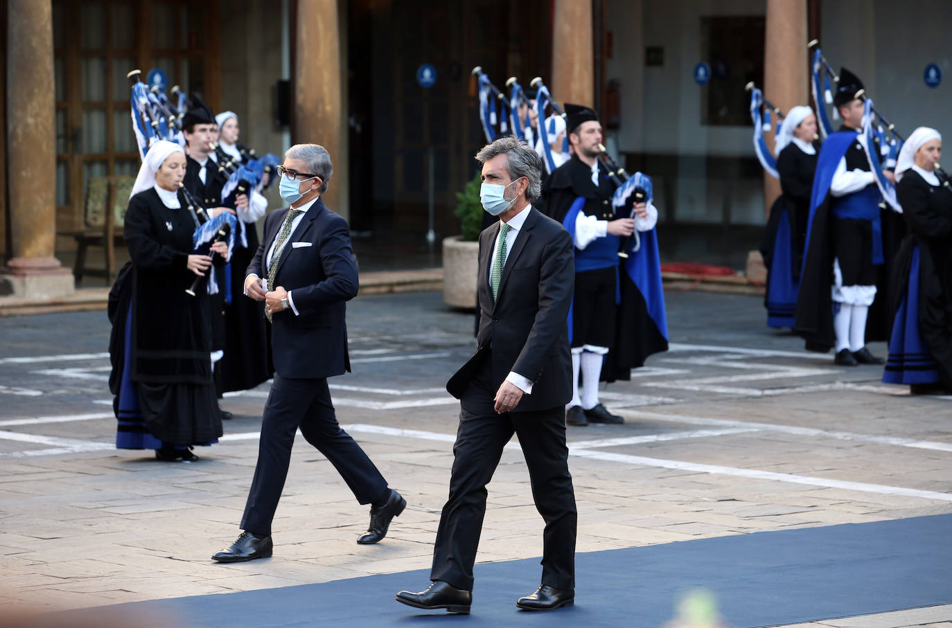 Fueron menos de medio centenar de personas las que accedieron al interior del salón del Hotel Reconquista donde este año, de manera excepcional, tuvo lugar la ceremonia de entrega de los Premios Princesa de Asturias.