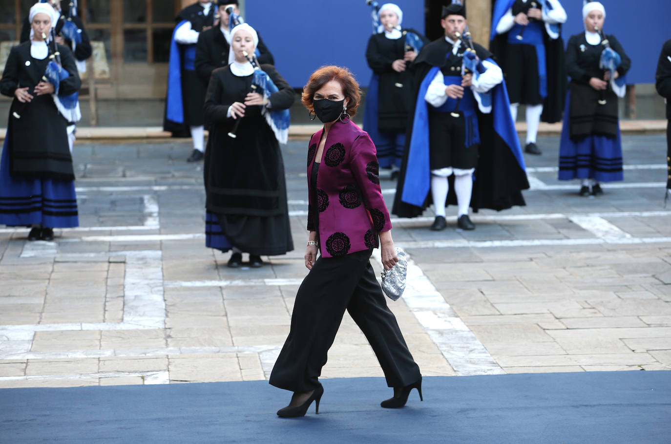 Fueron menos de medio centenar de personas las que accedieron al interior del salón del Hotel Reconquista donde este año, de manera excepcional, tuvo lugar la ceremonia de entrega de los Premios Princesa de Asturias.