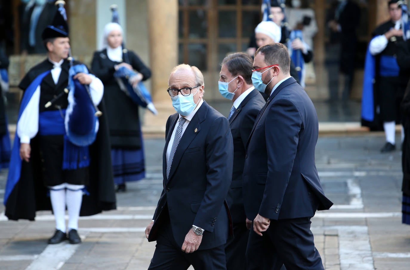 Fueron menos de medio centenar de personas las que accedieron al interior del salón del Hotel Reconquista donde este año, de manera excepcional, tuvo lugar la ceremonia de entrega de los Premios Princesa de Asturias.