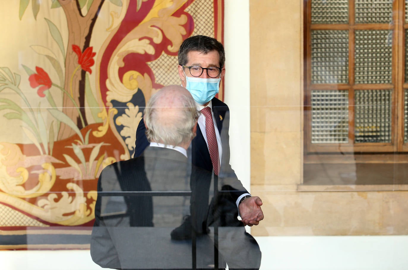 Fueron menos de medio centenar de personas las que accedieron al interior del salón del Hotel Reconquista donde este año, de manera excepcional, tuvo lugar la ceremonia de entrega de los Premios Princesa de Asturias.