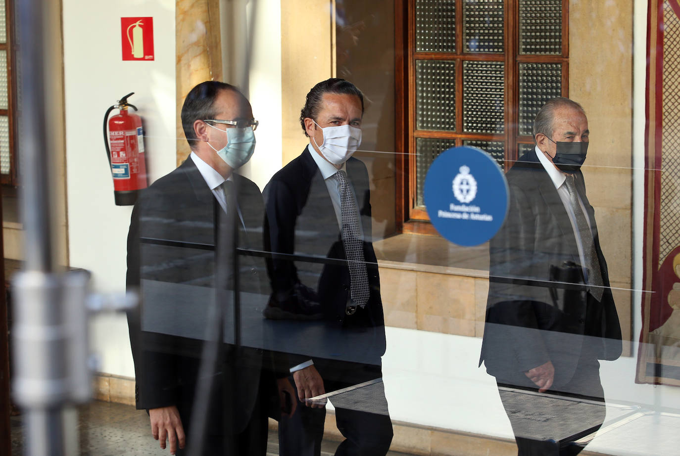 Fueron menos de medio centenar de personas las que accedieron al interior del salón del Hotel Reconquista donde este año, de manera excepcional, tuvo lugar la ceremonia de entrega de los Premios Princesa de Asturias.