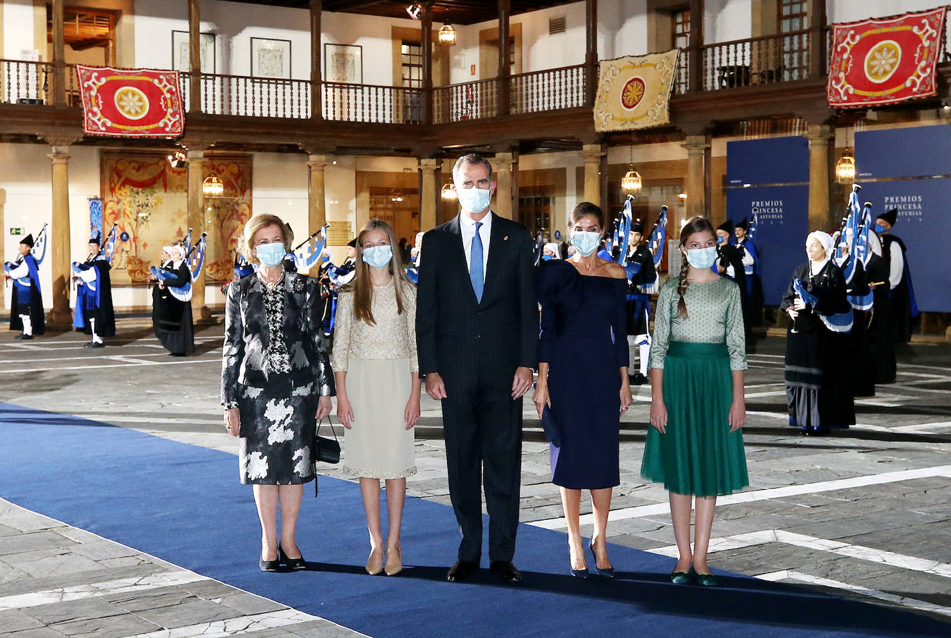 Los Reyes, acompañados por sus hijas la princesa Leonor y la infanta Sofía, disfrutaron de una edición atípica de los Premios Príncipe de Asturias 2020, marcada por la pandemia y por unas estrictas medidas de seguridad, tanto en el acto central en el Reconquista como en las actividades de la Fábrica.