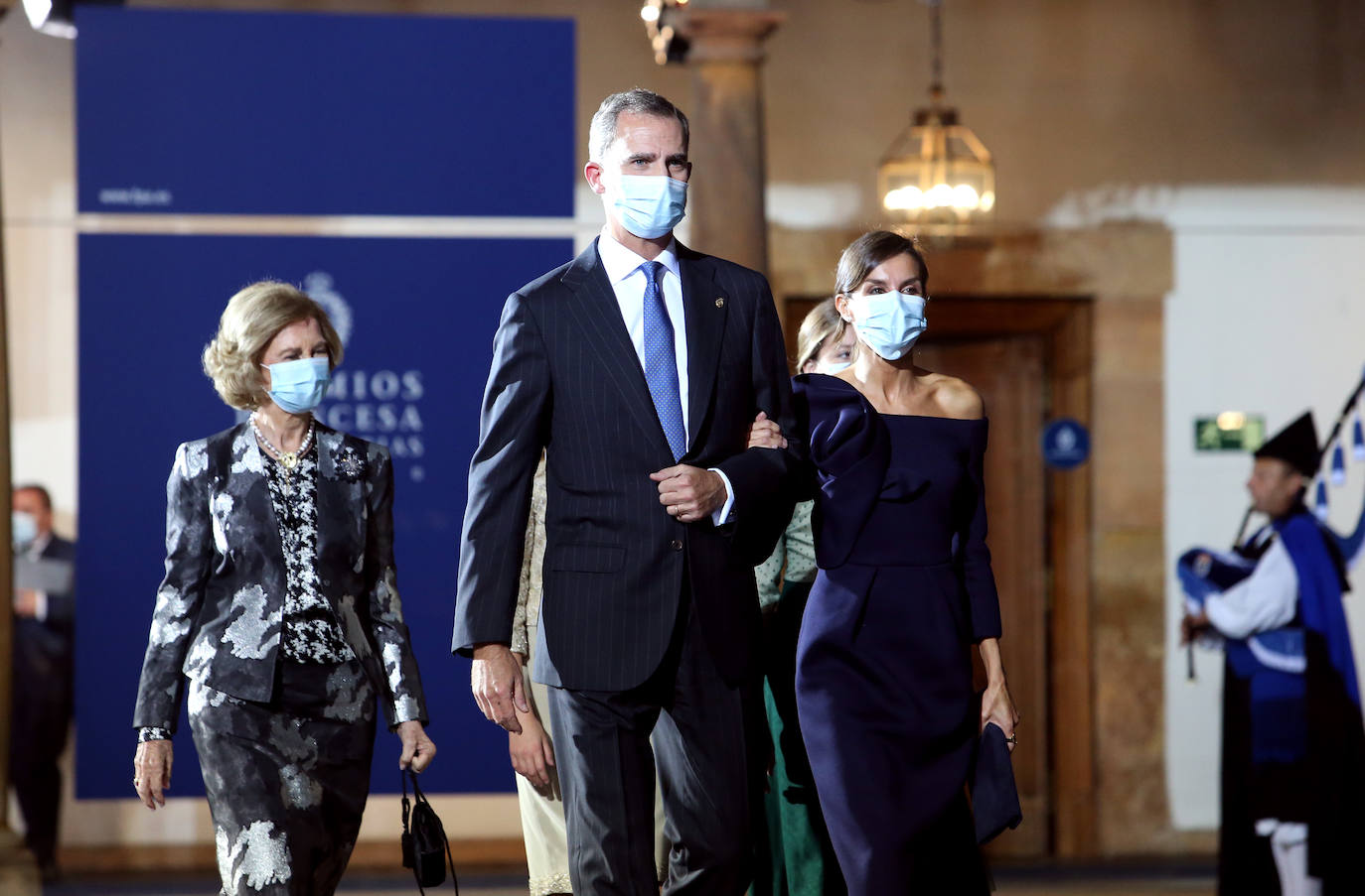 Fueron menos de medio centenar de personas las que accedieron al interior del salón del Hotel Reconquista donde este año, de manera excepcional, tuvo lugar la ceremonia de entrega de los Premios Princesa de Asturias.