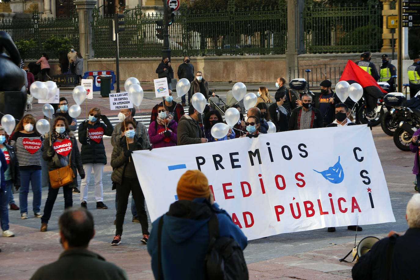 Más de un centenar de personas recorrió la ciudad entre banderas republicanas y consignas contra la Familia Real en una manifestación que arrancó en el Milán y marchó hasta la Escandalera reivindicando a la Asturias antimonárquica. También en la Escandalera, pero con anterioridad, tuvo lugar una concentración por los derechos de los santarios.