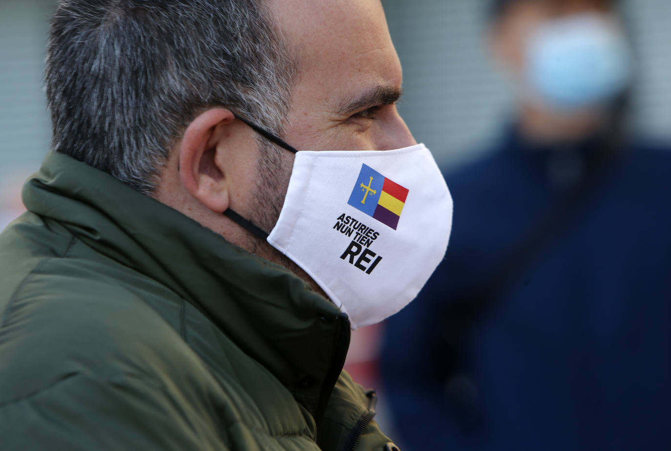 Más de un centenar de personas recorrió la ciudad entre banderas republicanas y consignas contra la Familia Real en una manifestación que arrancó en el Milán y marchó hasta la Escandalera reivindicando a la Asturias antimonárquica. También en la Escandalera, pero con anterioridad, tuvo lugar una concentración por los derechos de los santarios.
