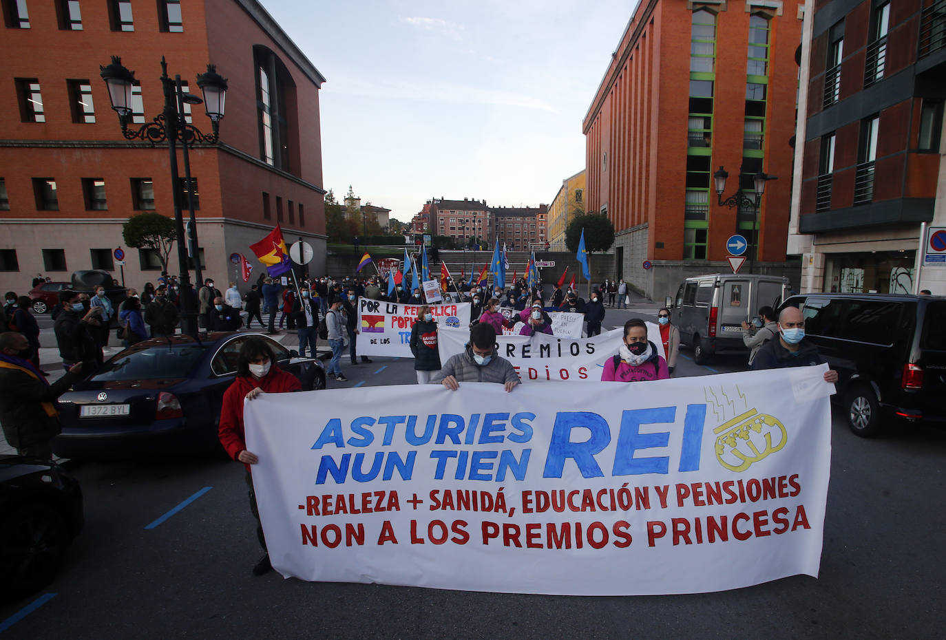Más de un centenar de personas recorrió la ciudad entre banderas republicanas y consignas contra la Familia Real en una manifestación que arrancó en el Milán y marchó hasta la Escandalera reivindicando a la Asturias antimonárquica. También en la Escandalera, pero con anterioridad, tuvo lugar una concentración por los derechos de los santarios.