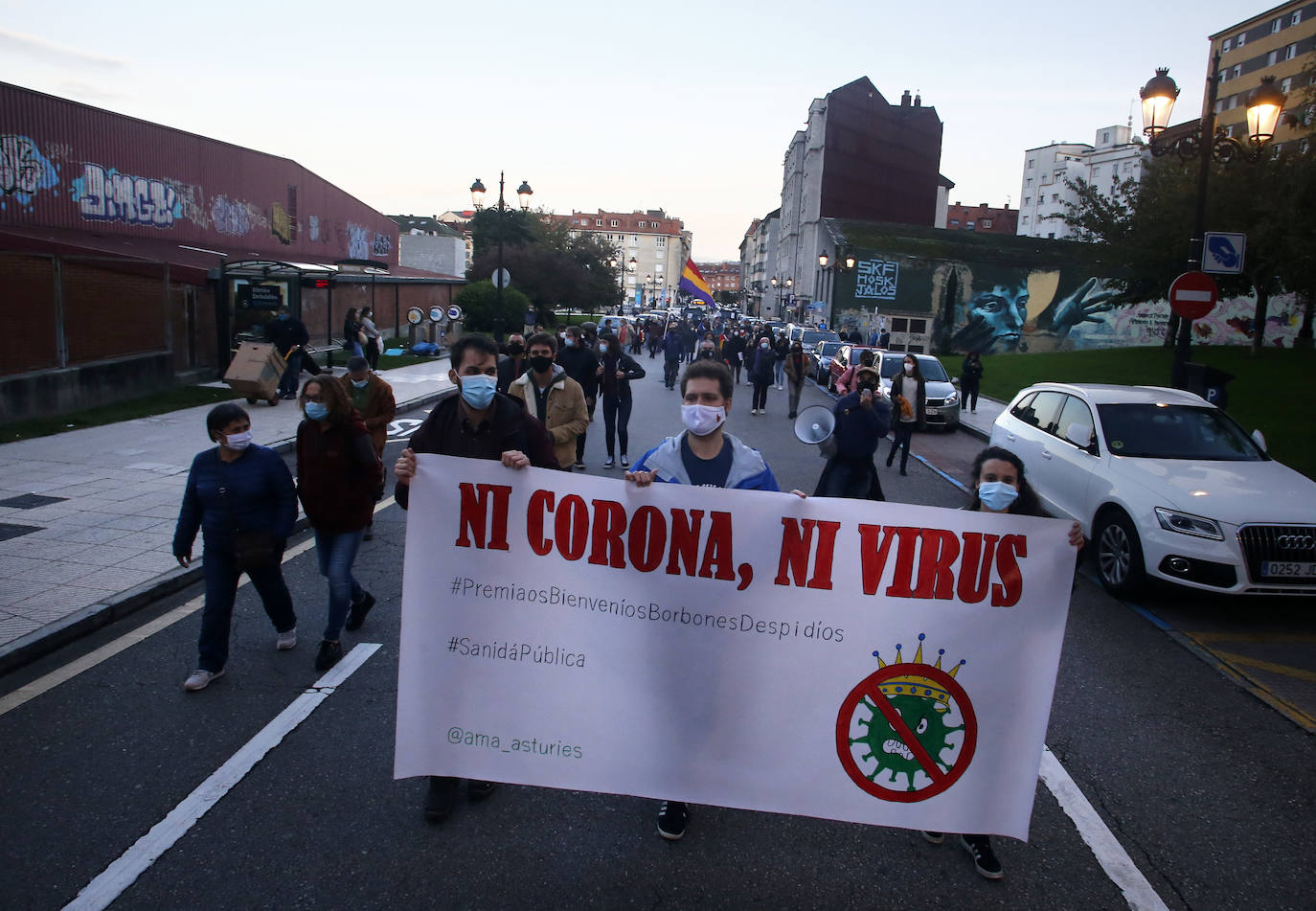 Más de un centenar de personas recorrió la ciudad entre banderas republicanas y consignas contra la Familia Real en una manifestación que arrancó en el Milán y marchó hasta la Escandalera reivindicando a la Asturias antimonárquica. También en la Escandalera, pero con anterioridad, tuvo lugar una concentración por los derechos de los santarios.