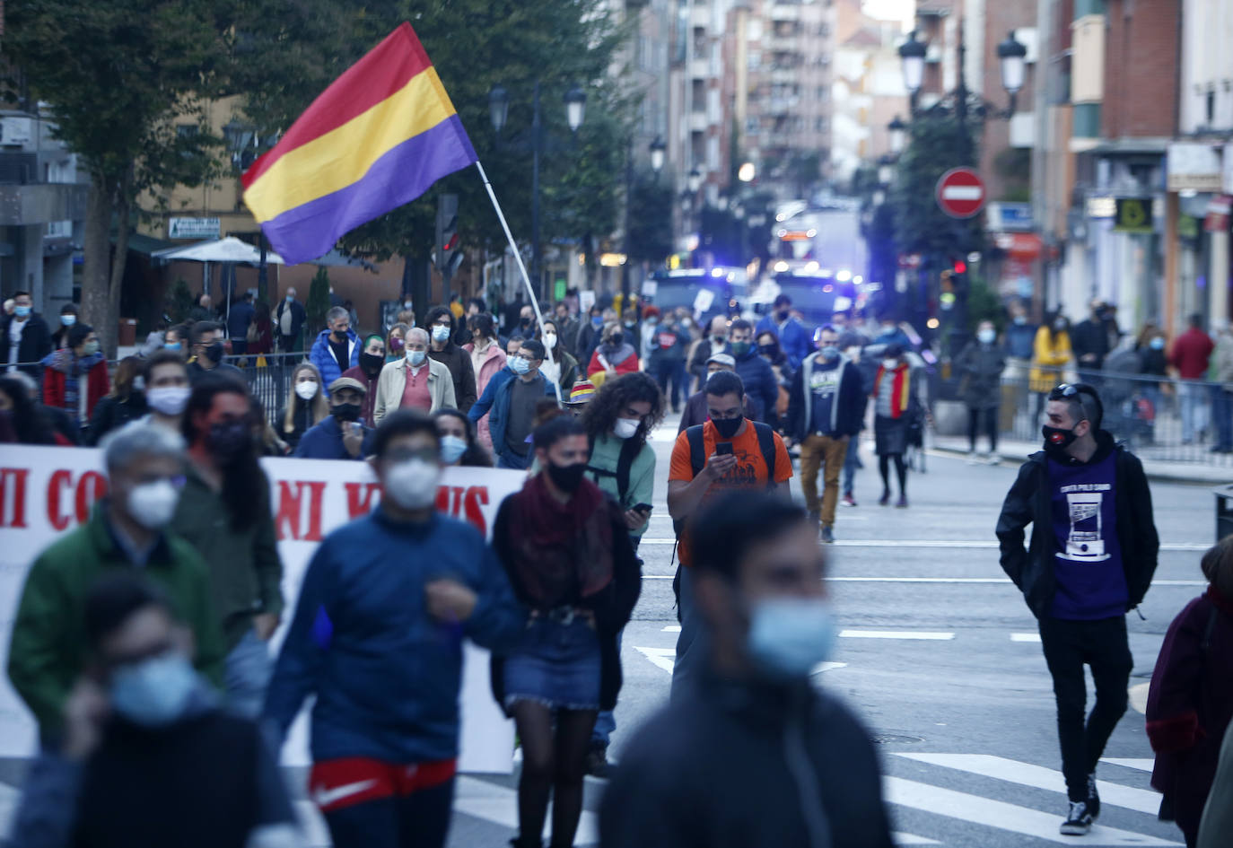Más de un centenar de personas recorrió la ciudad entre banderas republicanas y consignas contra la Familia Real en una manifestación que arrancó en el Milán y marchó hasta la Escandalera reivindicando a la Asturias antimonárquica. También en la Escandalera, pero con anterioridad, tuvo lugar una concentración por los derechos de los santarios.