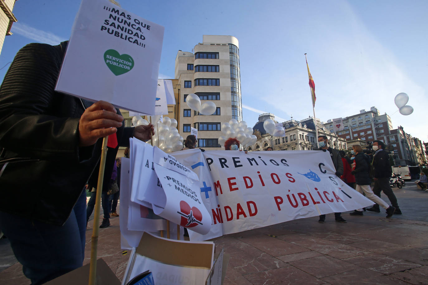 Más de un centenar de personas recorrió la ciudad entre banderas republicanas y consignas contra la Familia Real en una manifestación que arrancó en el Milán y marchó hasta la Escandalera reivindicando a la Asturias antimonárquica. También en la Escandalera, pero con anterioridad, tuvo lugar una concentración por los derechos de los santarios.