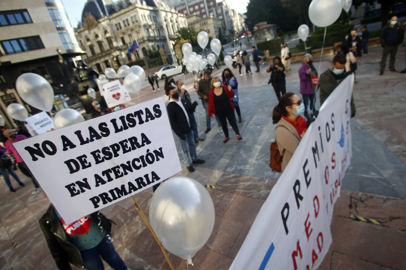 Más de un centenar de personas recorrió la ciudad entre banderas republicanas y consignas contra la Familia Real en una manifestación que arrancó en el Milán y marchó hasta la Escandalera reivindicando a la Asturias antimonárquica. También en la Escandalera, pero con anterioridad, tuvo lugar una concentración por los derechos de los santarios.