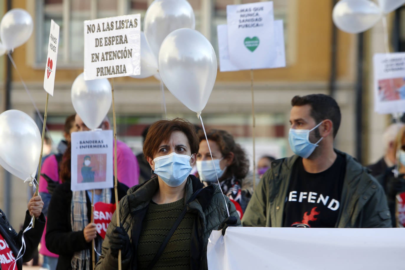 Más de un centenar de personas recorrió la ciudad entre banderas republicanas y consignas contra la Familia Real en una manifestación que arrancó en el Milán y marchó hasta la Escandalera reivindicando a la Asturias antimonárquica. También en la Escandalera, pero con anterioridad, tuvo lugar una concentración por los derechos de los santarios.