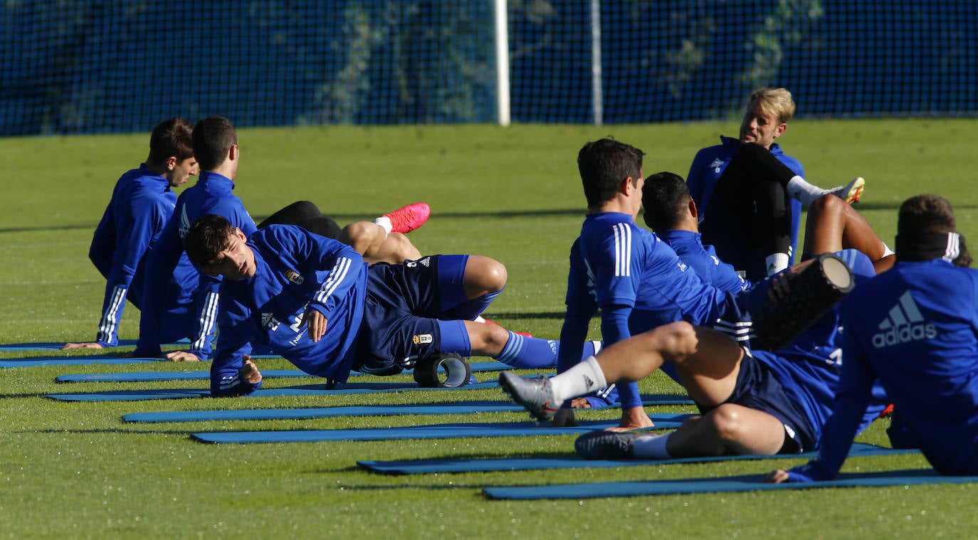 Los jugadores del Real Oviedo entrenan el viernes previo al encuentro contra el Girona 