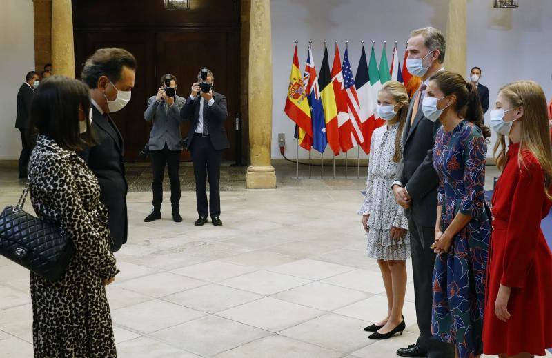 Los Reyes Felipe VI y Letizia y su hijas, la Princesa Leonor y la Infanta Sofía, han recibido a los presidentes de los jurados de los Premios Princesa de Asturias, los patronos de la Fundación Princesa de Asturias y los galardonados este viernes, en el Hotel Reconquista de Oviedo.