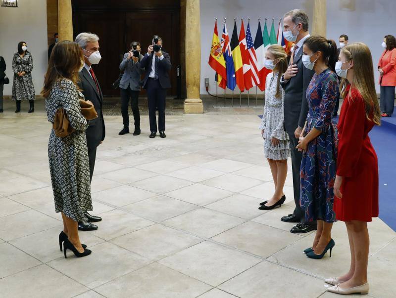 Los Reyes Felipe VI y Letizia y su hijas, la Princesa Leonor y la Infanta Sofía, han recibido a los presidentes de los jurados de los Premios Princesa de Asturias, los patronos de la Fundación Princesa de Asturias y los galardonados este viernes, en el Hotel Reconquista de Oviedo.