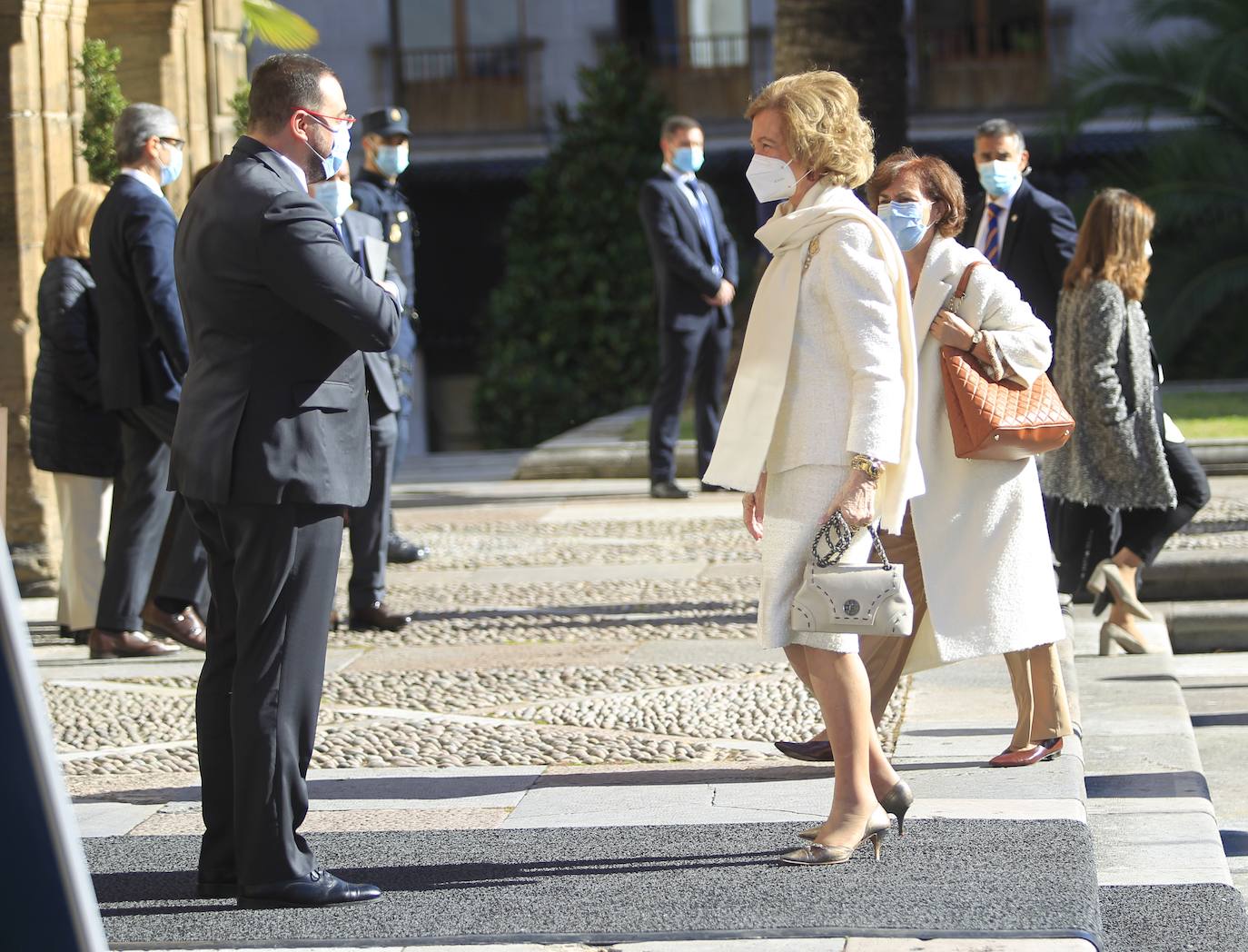 La Reina Sofía ha llegado este viernes al mediodía a Oviedo para asistir a la ceremonia de entrega de los Premios Princesa de Asturias. 