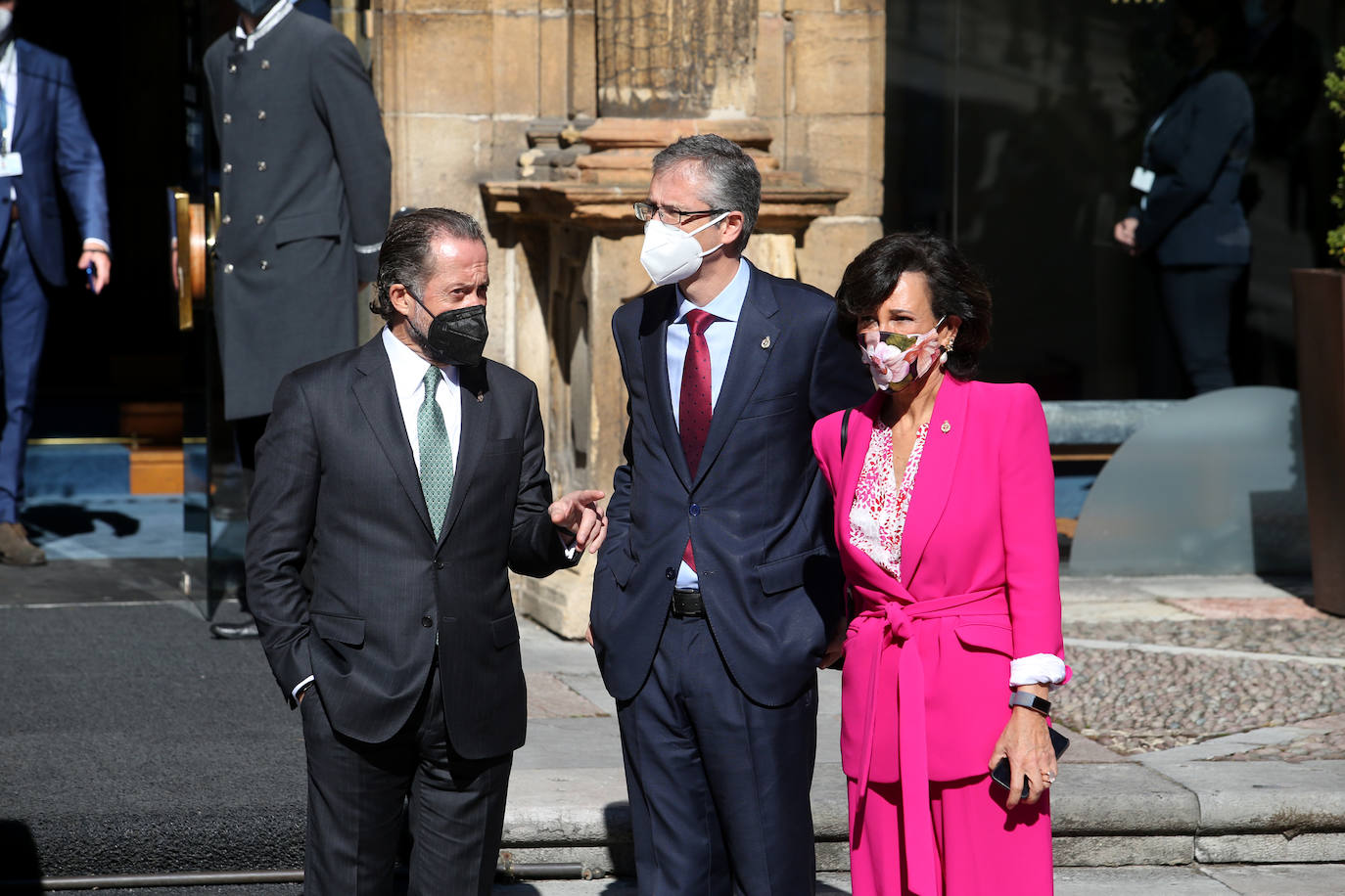 Premiados, patronos de la Fundación Princesa de Asturias y presidentes de los jurados de cada uno de los galardones han acudido a la recepción que la Familia Real ha ofrecido en el Hotel de la Reconquista.