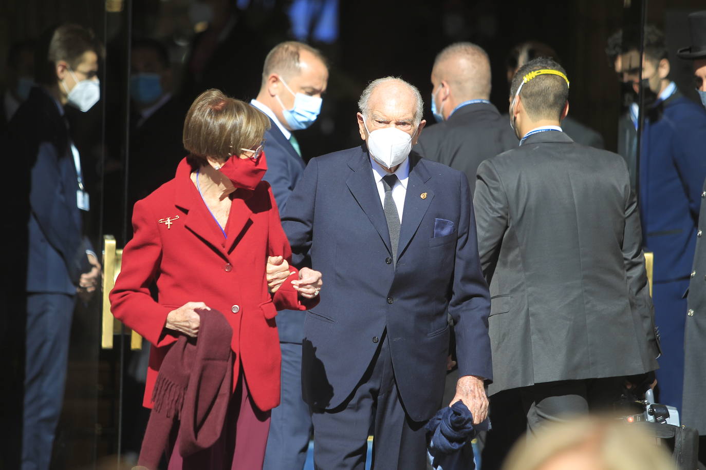 Premiados, patronos de la Fundación Princesa de Asturias y presidentes de los jurados de cada uno de los galardones han acudido a la recepción que la Familia Real ha ofrecido en el Hotel de la Reconquista.