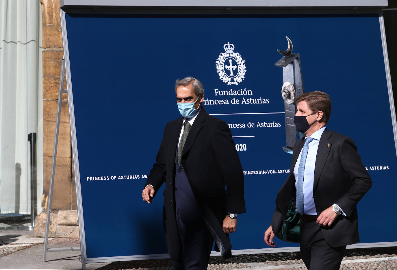 Premiados, patronos de la Fundación Princesa de Asturias y presidentes de los jurados de cada uno de los galardones han acudido a la recepción que la Familia Real ha ofrecido en el Hotel de la Reconquista.