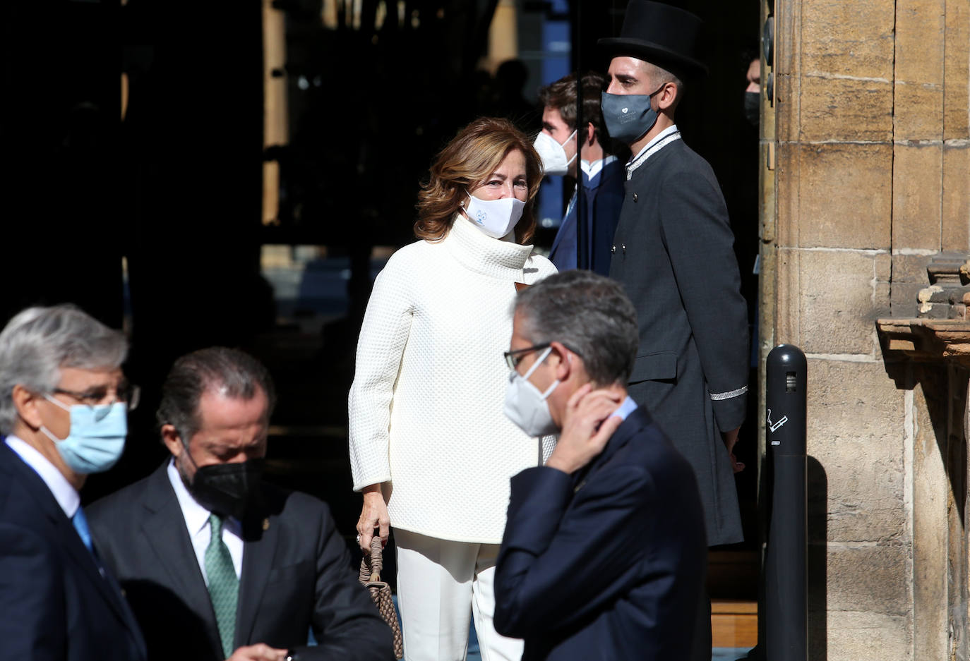 Premiados, patronos de la Fundación Princesa de Asturias y presidentes de los jurados de cada uno de los galardones han acudido a la recepción que la Familia Real ha ofrecido en el Hotel de la Reconquista.