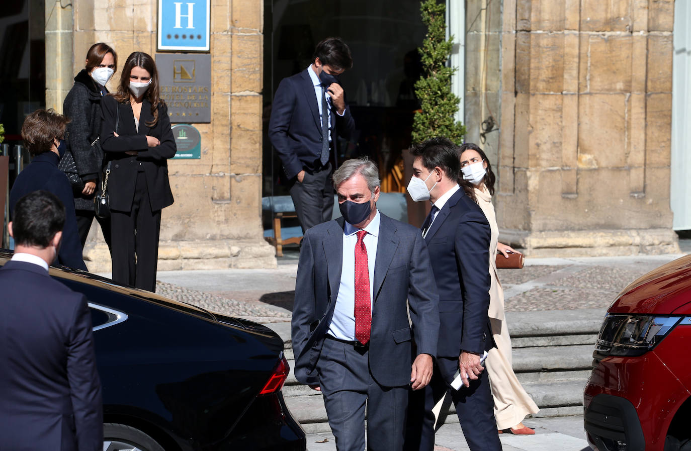 Premiados, patronos de la Fundación Princesa de Asturias y presidentes de los jurados de cada uno de los galardones han acudido a la recepción que la Familia Real ha ofrecido en el Hotel de la Reconquista.