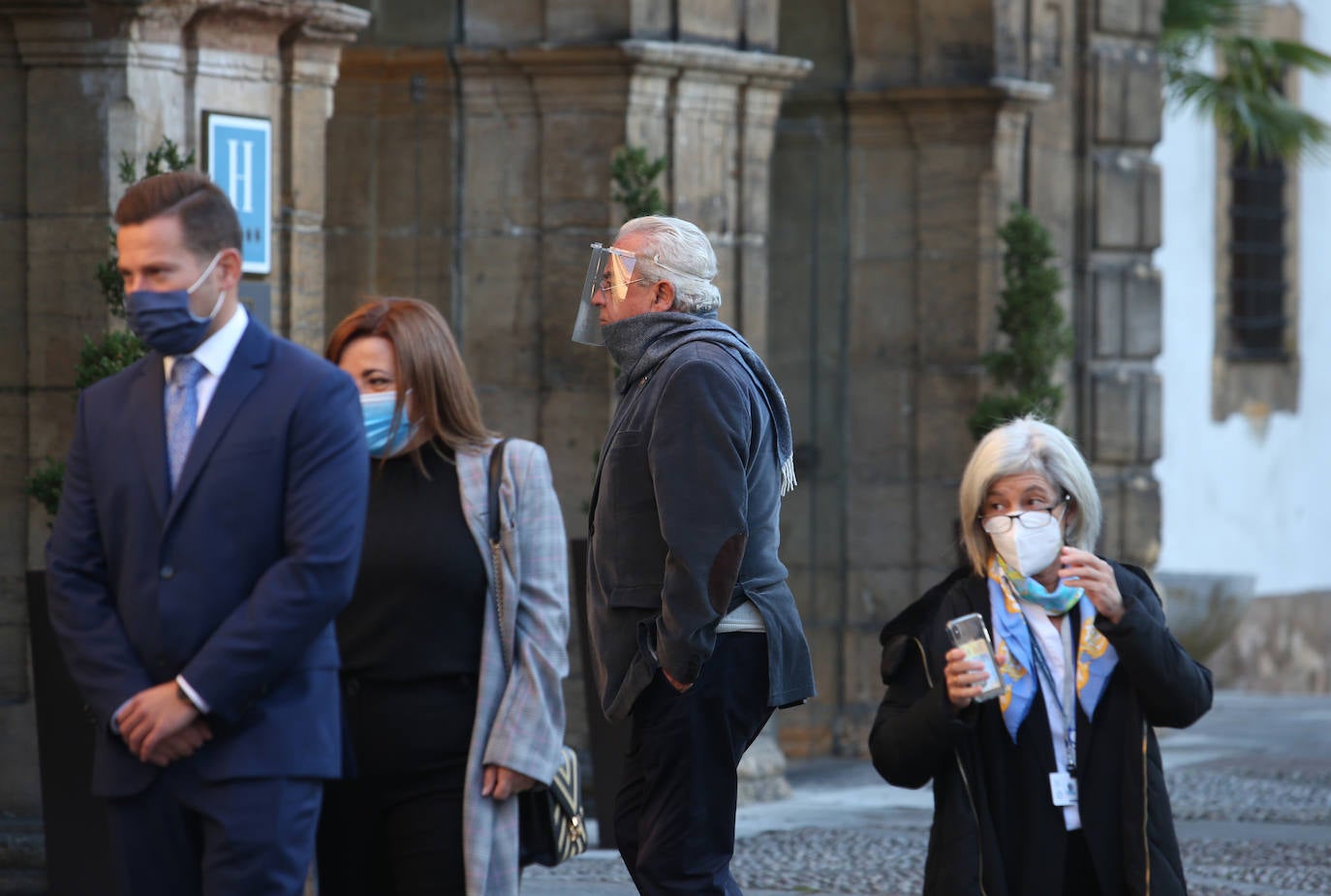 Premiados, patronos de la Fundación Princesa de Asturias y presidentes de los jurados de cada uno de los galardones han acudido a la recepción que la Familia Real ha ofrecido en el Hotel de la Reconquista.