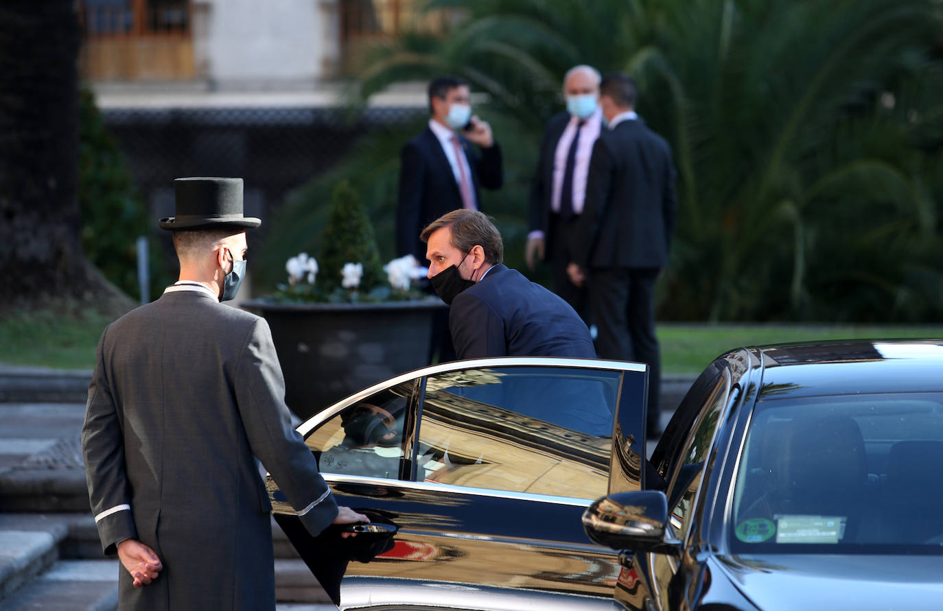 Premiados, patronos de la Fundación Princesa de Asturias y presidentes de los jurados de cada uno de los galardones han acudido a la recepción que la Familia Real ha ofrecido en el Hotel de la Reconquista.