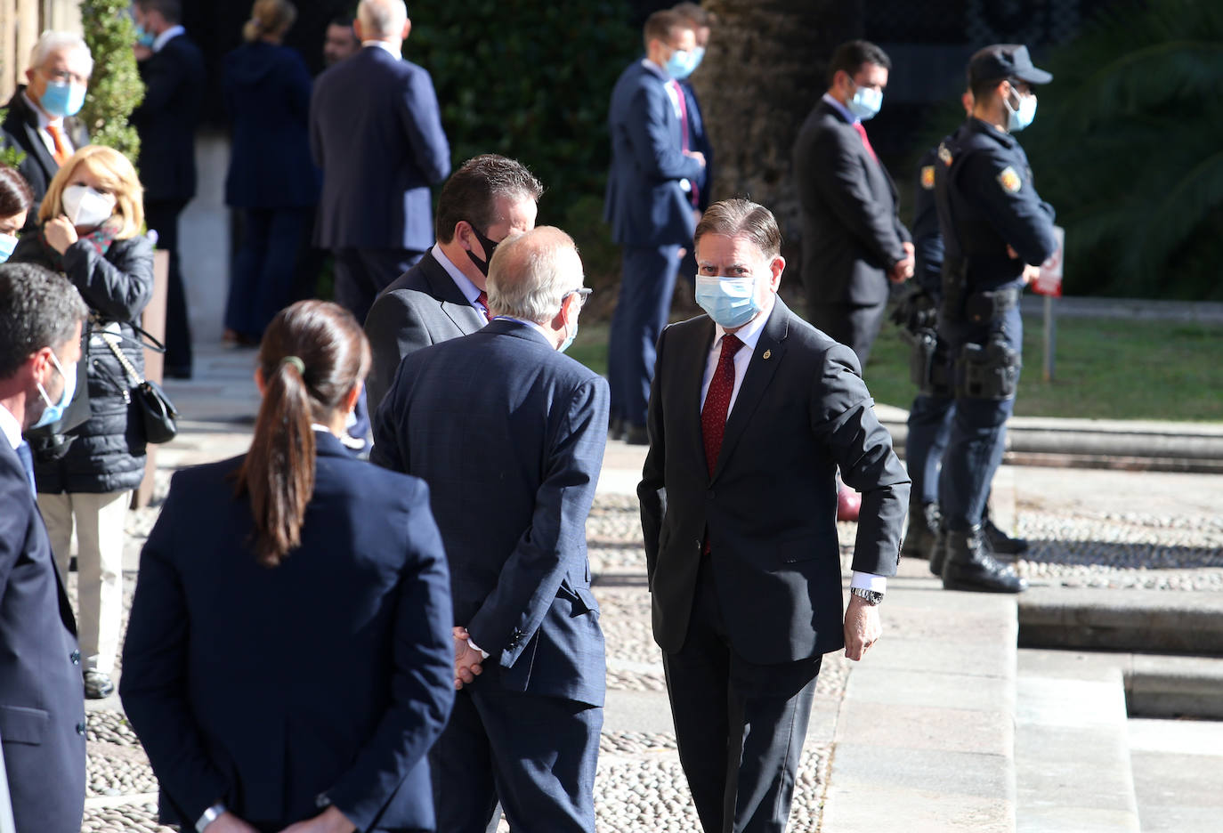 Premiados, patronos de la Fundación Princesa de Asturias y presidentes de los jurados de cada uno de los galardones han acudido a la recepción que la Familia Real ha ofrecido en el Hotel de la Reconquista.