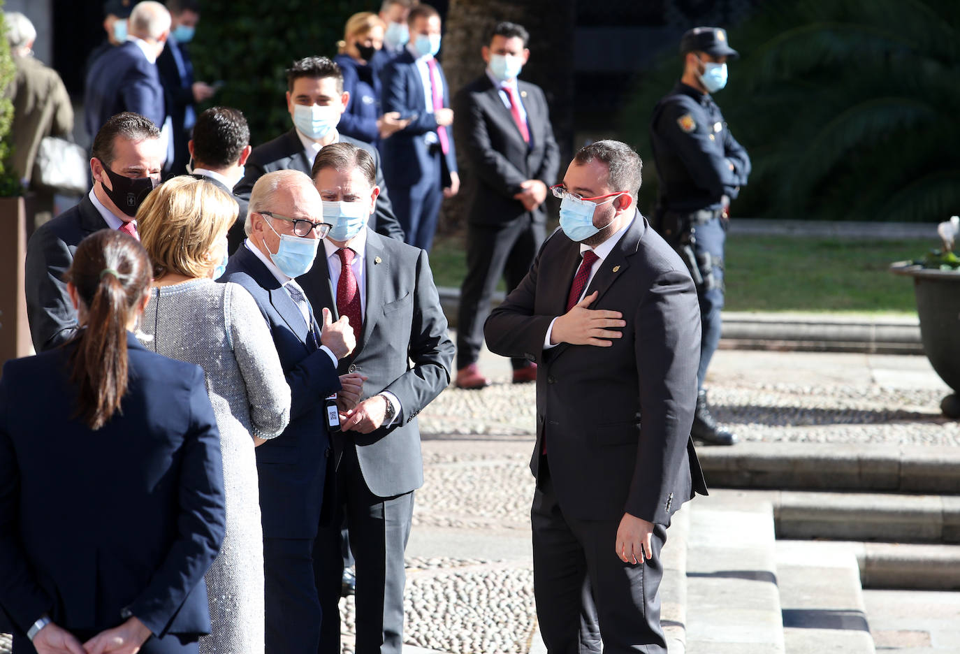 Premiados, patronos de la Fundación Princesa de Asturias y presidentes de los jurados de cada uno de los galardones han acudido a la recepción que la Familia Real ha ofrecido en el Hotel de la Reconquista.