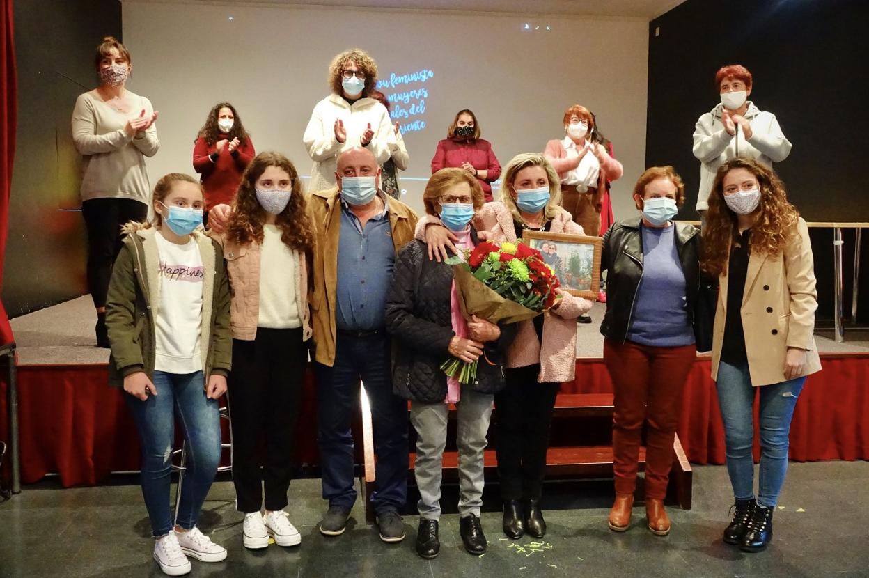 Hortensia González, rodeada de sus familiares y de integrantes del colectivo, ayer en Arriondas. 