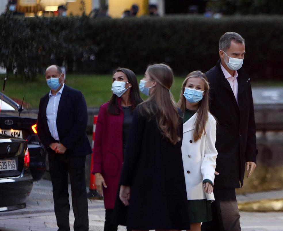 Reconquista.La Familia Real, a su llegada al hotel.