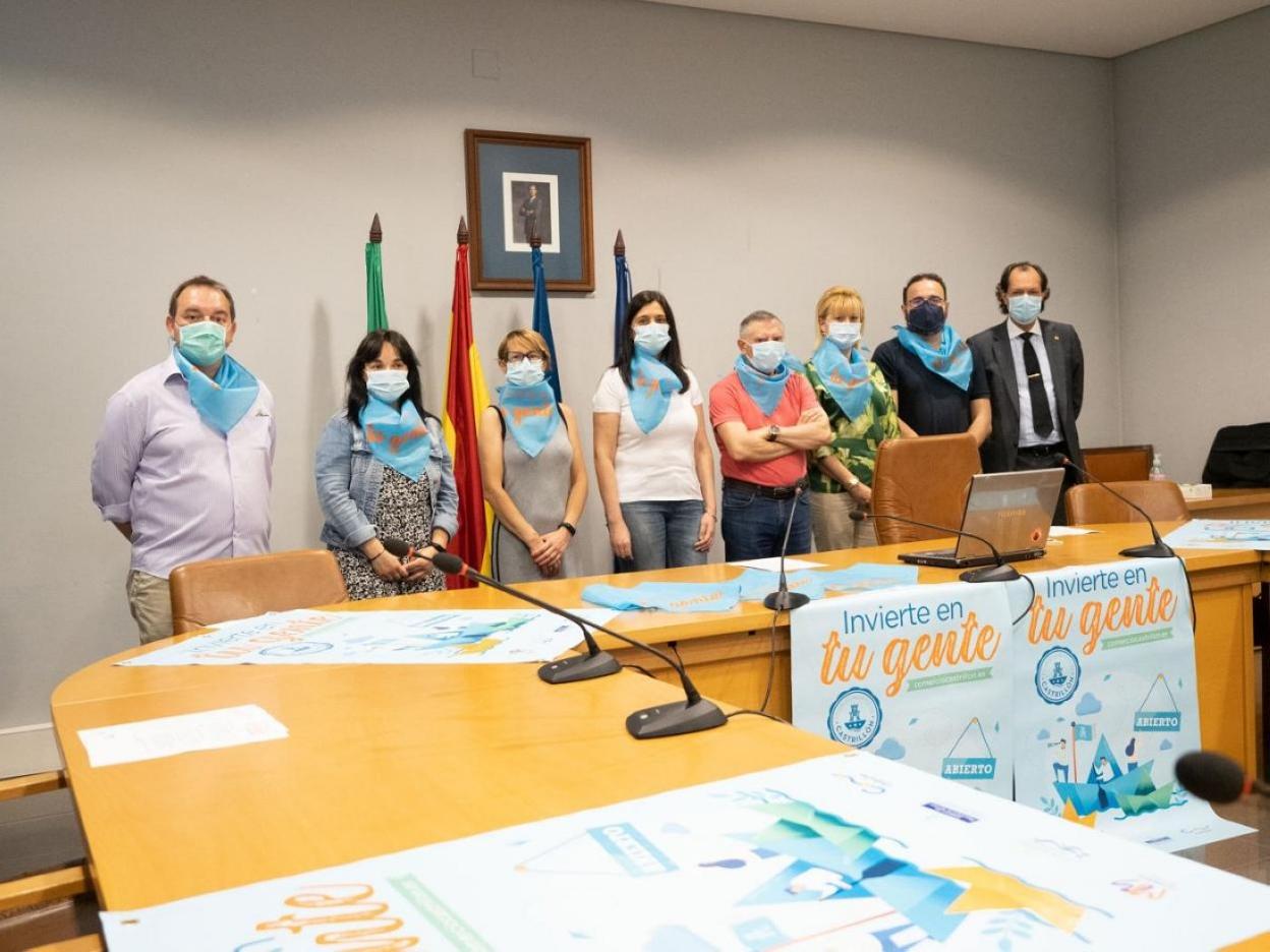 La alcaldesa y ediles de Castrillón, en la presentación otra campaña de apoyo al comercio local. 