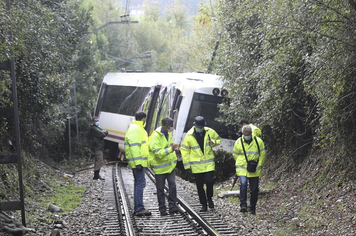 Unidad de Feve que descarriló a 350 metros del apeadero de Riberas. 