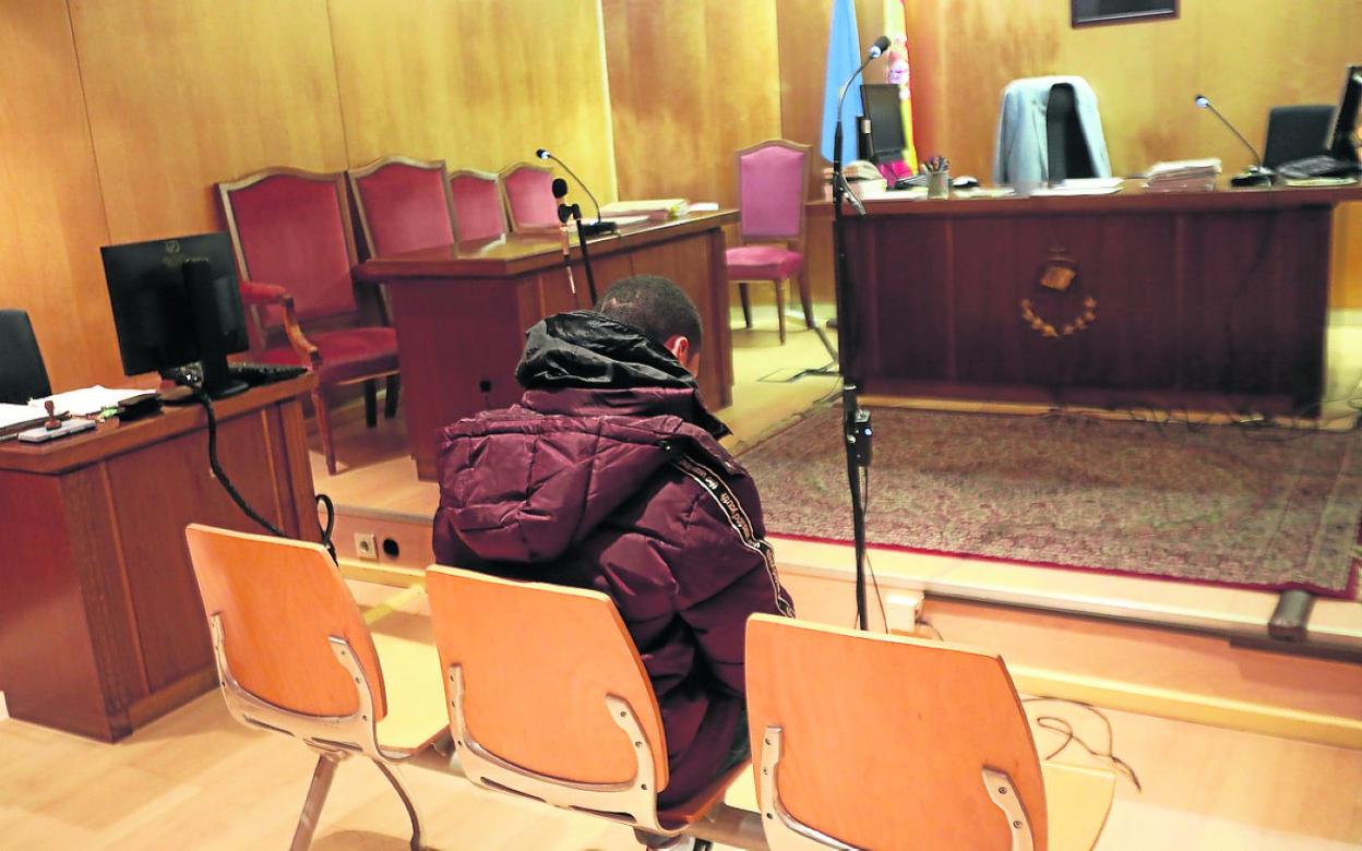 El agresor sexual de Bustiello,s entado en el banquillo el día del juicio. 